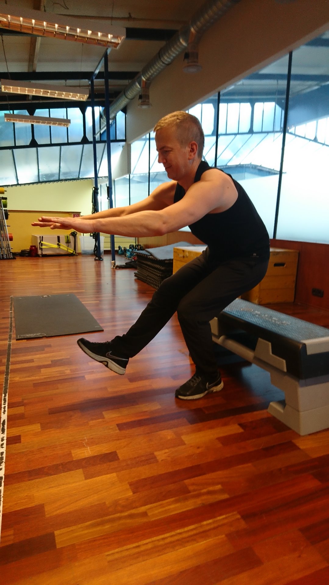 12. Egylábas guggolás, nem olyan rémes, mint ahogy az arcomról látszik... :D