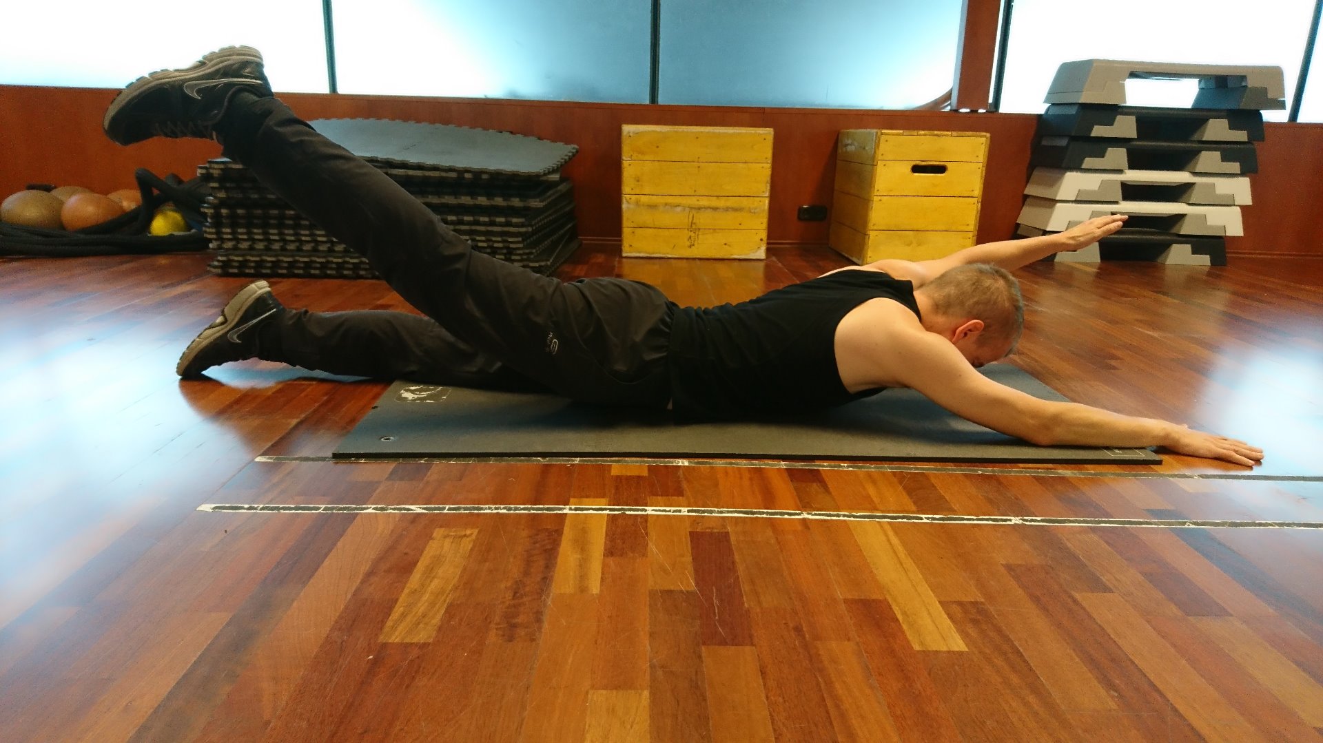 19. Ellentétes kar-láb emelés