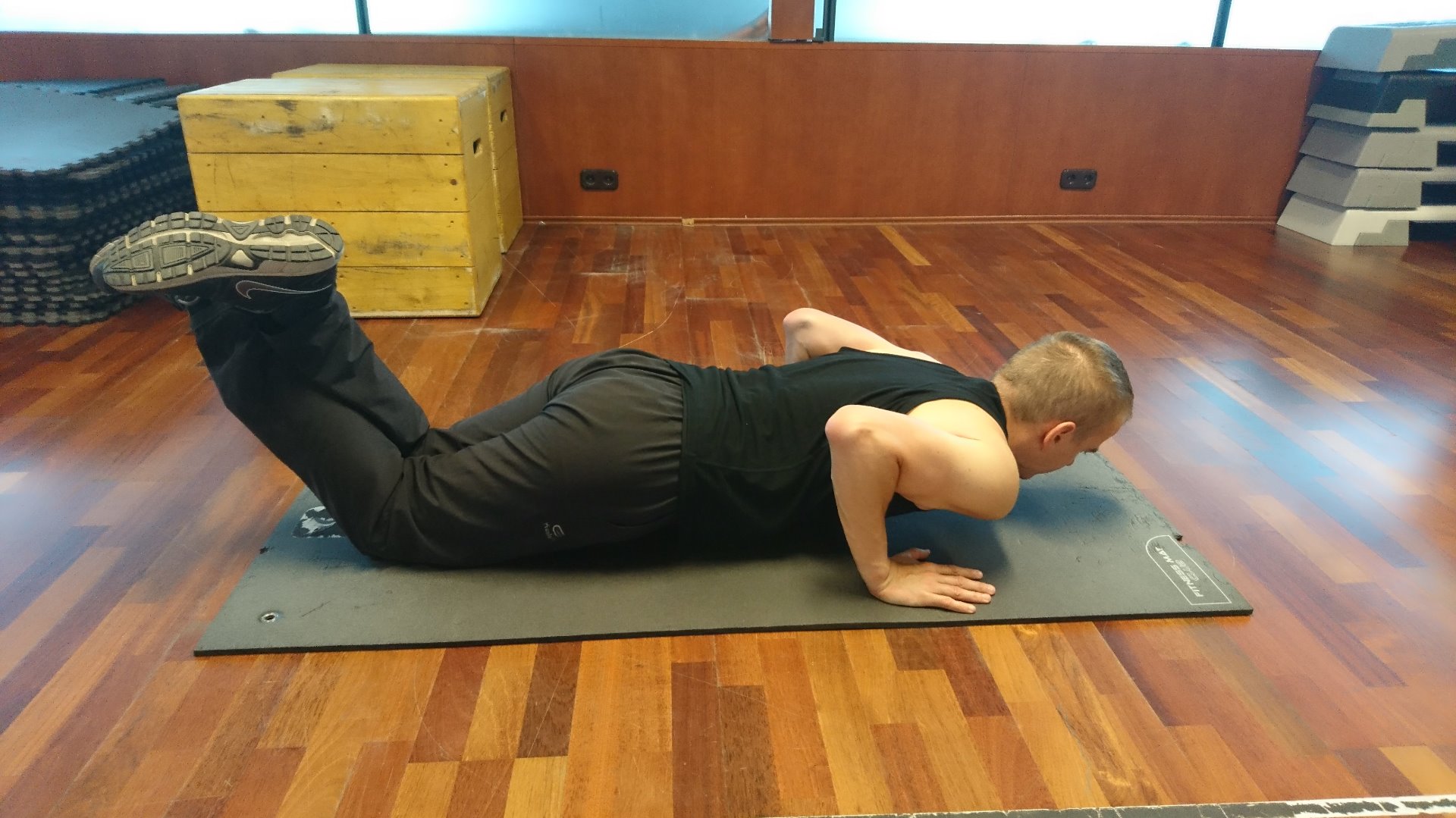 25-26. Térdelő támasz